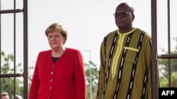 Chansela Angela Merkel (L) akiwa na Rais wa Burkina Faso, Roch Marc Christian Kabore 