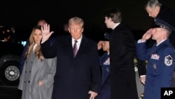 ရွေးကောက်ခံသမ္မတ Donald Trump နှင့် First Lady Melania Trump တို့ ဇန်နဝါရီလ ၁၈ ရက်မှာ Dulles လေဆိပ်သို့ ရောက်ရှိ (ဓာတ်ပုံ – အဲလက်စ် ဘရန်ဒန်)