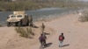 Imagen de archivo de un grupo de migrantes de Venezuela camina a lo largo de las orillas del río Grande en Texas, EEUU.