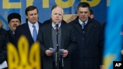 Джон Маккейн на Майдані Незалежності. Київ, 15 грудня 2013 року