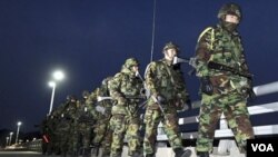 Soldados sudcoreanos patruyando la isla de Yeonpyeong Island, Sur Corea.