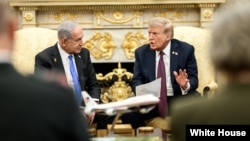 唐纳德·特朗普总统与以色列总理内塔尼亚胡在白宫椭圆形办公室举行的双边会晤中讨论美国提出的加沙和平计划。(2025年9月29日)