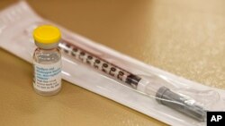 Esta fotografía del sábado 20 de agosto de 2022 muestra un frasco de la vacuna contra la viruela símica y una jeringa en una clínica de vacunación en Charlotte, Carolina del Norte. 