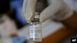 Un trabajador de la salud muestra una vil de la vacuna COVAXIN antes de administrarla a personas elegibles en un hospital gubernamental en Bangalore, India, el jueves 1 de abril de 2021.