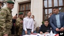 To'qnashuvlar vaqtida selfi. Isroil harbiylari bilan falastinlik namoyishchilar o'rtasida to'qnashuvlar davom etmoqda. G'arbiy Sohil.