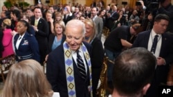 El presidente Joe Biden se retira tras firmar una proclamación para establecer el Monumento Nacional Chuckwalla y el Monumento Nacional Sáttítla Highlands durante un evento en la Sala Este de la Casa Blanca, el martes 14 de enero de 2025, en Washington. (Foto AP/Evan Vucci)