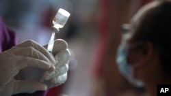 Un agent de santé prépare le vaccin Sinovac COVID-19 pour une injection à Denpasar, Bali, Indonésie, le 16 mars 2021.