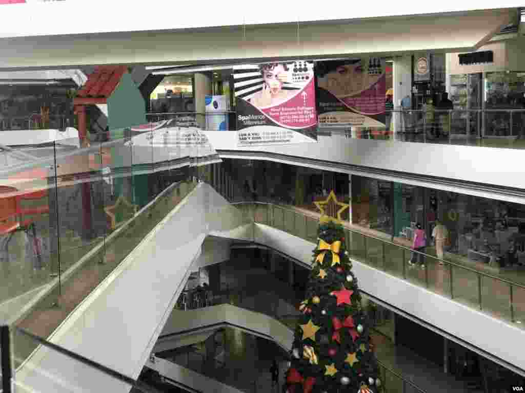 Parte de los centros comerciales visitados no contaban con ofertas de Black Friday. Sin embargo, algunos comercios igual tenían otras promociones. Foto: Fabiana Rondón - VOA.