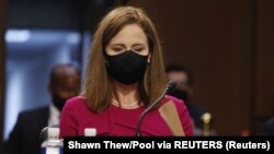 បេក្ខជន​ចៅក្រម​តុលាការ​កំពូល​អ្នកស្រី Amy Coney Barrett ​ចូលរួម​ក្នុង​សវនាការ​តែងតាំង​​អ្នកស្រី​នៅ​ចំពោះ​មុខ​គណៈកម្មាធិការ​ព្រឹទ្ធសភា នៅ​វិមាន​រដ្ឋសភា រដ្ឋធានី​វ៉ាស៊ីនតោន ថ្ងៃទី១២ ខែតុលា ឆ្នាំ២០២០។ 