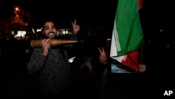 Iranci u centru Teherana proslavljaju napad na Izrael (Foto: AP/Vahid Salemi)