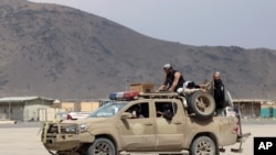 Talibanes recorren las inmediaciones del aeropuerto Hamid Karzai, el 30 de agosto de 2021.