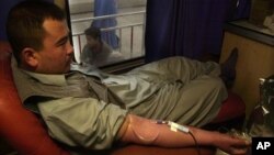 عکس آرشیف؛ محمد ضیا مرد افغان حین اهدای خون