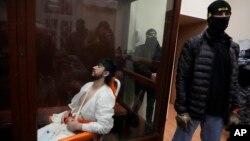 Jedan od osumnjičenih za napad u staklenom kavezu na sudu.