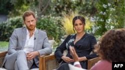  Prince Harry (kushoto) na mkewe Meghan, wakiwa katika mahojiano ya televisheni na Oprah Winfrey. - March 7, 2021…