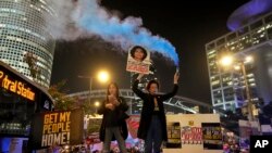 Rođaci i prijatelji ljudi koje je Hamas ubio i oteo i odveo u Gazu, reaguju na najavu prekida vatre dok učestvuju u demonstracijama u Tel Avivu, Izrael, u srijedu, 15. januara 2025. (AP Photo/Ohad Zwigenberg)