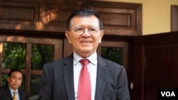 រូបឯកសារ៖ លោក កឹម សុខា មេដឹក​នាំ​បក្ស​ជំទាស់​និយាយ​ជាមួយ​អ្នក​សារព័ត៌មាន​នៅ​​គេហដ្ឋាន​របស់​លោក​មុន​នឹង​ចេញ​ទៅ​សាលាដំបូង​រាជធានី​ភ្នំពេញ​ដើម្បី​ចូល​រួម​សវនាការ​សប្តាហ៍​ទីពីរលើ​សំណុំរឿង ដែល​លោក​ត្រូវបាន​ចោទបទ «ឃុបឃិតជាមួយរដ្ឋបរទេស» ថ្ងៃទី២២ ខែមករា ឆ្នាំ២០២០។ (ទុំម្លិះ/វីអូអេ)