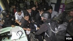 El 30 de septiembre de 2010, un grupo de policías disidentes mantuvieron a Correa encerrado en un hospital hasta que fue rescatado por militares y llevado al Palacio Nacional donde dijo que había sido víctima de un intento de golpe de Estado.