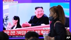 Snimak severnokorejskog lidera Kim Džong Una na televizijskim ekranima na železničkoj stanici u Seulu, (Foto: AP/Ahn Young-joon)