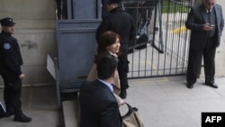 La expresidenta argentina y actual senadora Cristina Kirchner deja un tribunal federal en Buenos Aires, el 3 de septiembre de 2018, donde reapareció ante el juez anticorrupción Claudio Bonadio.