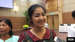 រូបឯកសារ៖ លោកស្រី មិថុនា ភូថង អភិបាល​ខេត្ត​កោះកុង និយាយ​ជាមួយ​​អ្នកសារព័ត៌មាន​ក្នុង​សិក្ខា​សាលា​ផ្សព្វផ្សាយ​ផែនការ​យុទ្ធសាស្រ្ត​ស្តីពី​ការបង្កើន​ចំនួន​ស្រ្តី​ក្នុង​មុខ​តំណែង​គ្រប់គ្រង​នៅ​រដ្ឋបាល​ថ្នាក់​ក្រោម​ជាតិ​នា​ថ្ងៃ​ទី​២០ ខែ​កក្កដា ឆ្នាំ​២០១៧។(កាន់ វិច្ឆិកា/​VOA)