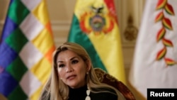 La expresidenta Jeanine Áñez habla durante una entrevista con Reuters en el Palacio Presidencial en La Paz, el 13 de enero de 2020.