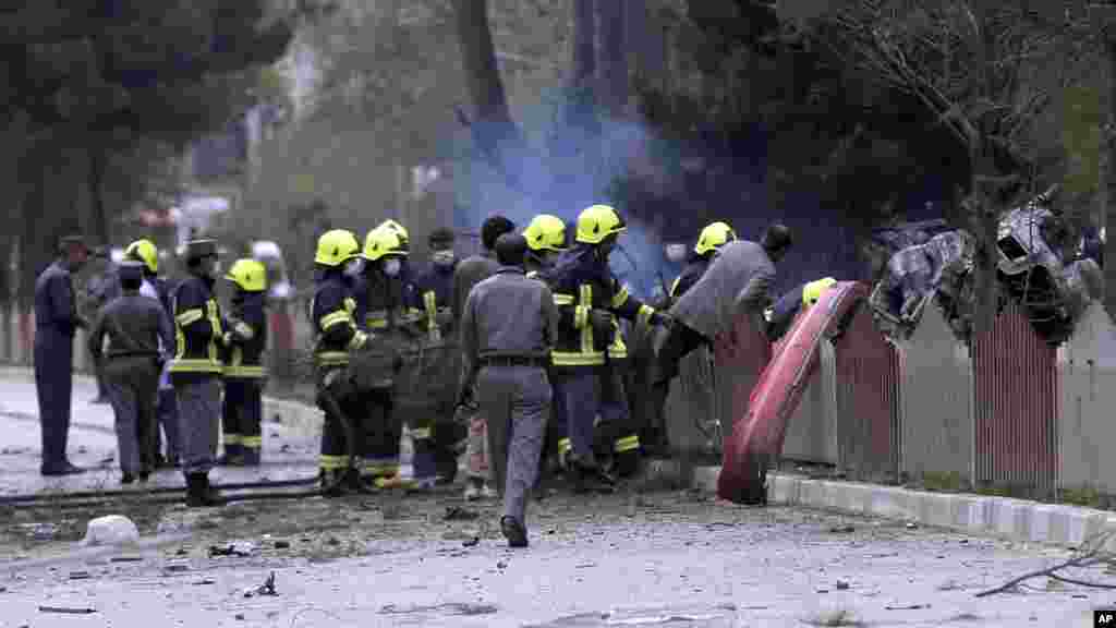 Jami'an tsaro sun isa filin da aka kai hari a babban birnin Kabul dake Afghanistan, ranar Laraba 3 ga watan Mayu shekarar 2017. &nbsp;