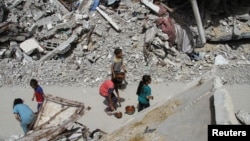 Los niños caminan después de recibir comida, en medio del conflicto en curso entre Israel y el grupo islamista palestino Hamás, en Jabalia, en el norte de la Franja de Gaza, el 22 de abril de 2024. 