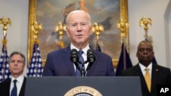 „Овие тенкови се дополнителен доказ за нашата трајна, непоколеблива посветеност на Украина и нашата доверба во вештината и капацитетот на украинските сили“, рече Бајден, придружуван од државниот секретар Антони Блинкен и секретарот за одбрана Лојд Остин.