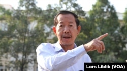 លោក រ៉ុង ឈុន មេដឹកនាំ​សហជីព និយាយ​ទៅ​កាន់​ពលរដ្ឋ​ដែល​ចូលរួម​ហែ​ធម្មយាត្រា​ថ្មើ​ជើង​ស្តីពី​«សីលធម៌​សង្គម» នៅ​ទីធ្លា​នៃ​រូប​សំណាកយាយពេញ ក្បែរ​វត្តភ្នំ ក្នុង​រាជធានី​ភ្នំពេញ នៅ​ថ្ងៃទី១ ខែកុម្ភៈ ឆ្នាំ២០២៣។ (លាស់ លីបលីប/វីអូអេ)