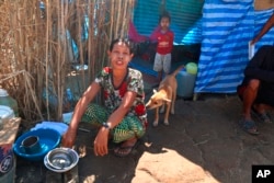 រូបឯកសារ៖ ជនភៀស​ខ្លួន​មកពី​ប្រទេស​មីយ៉ាន់ម៉ា​រស់នៅ​ក្រោម​តង់​បណ្ដោះអាសន្ន​មួយ​នៅ​តាម​ដង​ទន្លេ Moei ក្នុង​ទីក្រុង Mae Sot ប្រទេស​ថៃ កាលពី​ថ្ងៃទី៧ ខែកុម្ភៈ ឆ្នាំ២០២២។