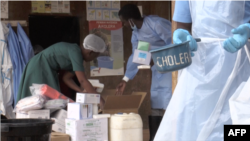 Wahudumu wa afya waonekana kwenye kituo cha kutibu wagonjwa wa kipindupindu mjini Lilongwe, Januari 17, 2023