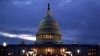 ARCHIVO - La luz en la cúpula del Capitolio se enciende, lo que indica que el trabajo continúa en el Congreso, en Washington, el 6 de octubre de 2021.