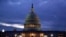 Se enciende la luz en la cúpula de la cúpula del Capitolio, lo que indica que el trabajo continúa en el Congreso, en Washington, el 6 de octubre de 2021.