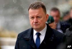 波蘭國防部長馬里烏什·布瓦什恰克（Mariusz Blaszczak）在德國的拉姆施泰因空軍基地。（2023年1月20日）