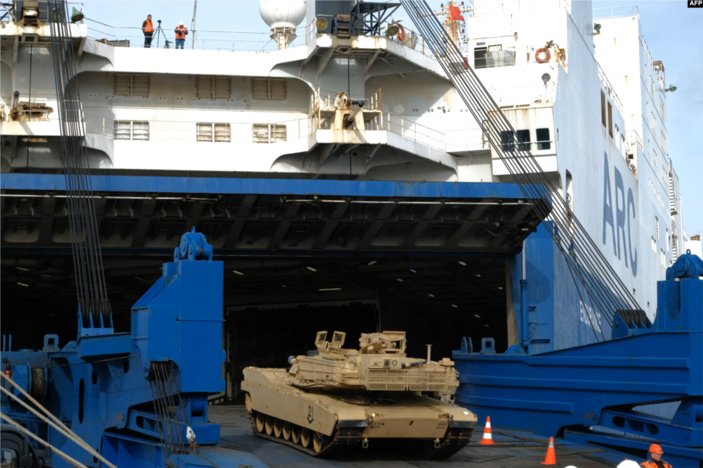 El personal militar descarga tanques M1 Abrams en Bremerhaven, Alemania, el 21 de febrero de 2020. Mark Hertling, excomandante de las fuerzas terrestres estadounidenses en Europa, estimó que los tanques Leopard 2 de fabricación alemana podrían llegar a los campos de batalla de Ucrania en marzo, mientras que los tanques estadounidenses, que necesitan más apoyo logístico, podrían tardar más de ocho meses.