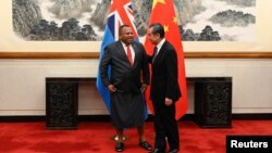 资料照：时任中国外长王毅在北京钓鱼台国宾馆接待到访的斐济外长伊尼亚·塞鲁伊拉图（2019年6月11日）