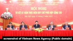 Ông Tô Lâm (thứ hai, bên phải) và ông Võ Văn Thưởng (giữa) tại một hội nghị về tòa án và viện kiểm sát ở Hà Nội, 31/3/2022.