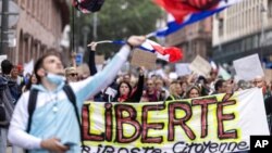 Protivnici vakcinacije u maršu tokom protesnog skupa u Strasburu, Francuska, 17. jula 2021.