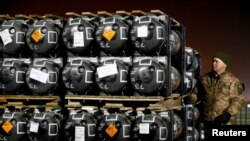 Ukraina zobiti Amerikadan kelgan qurollarni ko'zdan kechirmoqda, Kiyev, 10-fevral, 2022 