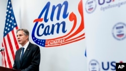 រដ្ឋមន្ត្រីការបរទេសសហរដ្ឋអាមេរិកលោក Antony Blinken ថ្លែងនៅក្នុងពិធីបង្ហាញផលិតផលកសិកម្មរបស់កម្ពុជានៅមជ្ឈមណ្ឌល AmCam Exchange រាជធានីភ្នំពេញ ថ្ងៃទី ៤ ខែសីហា ឆ្នាំ ២០២២។ 