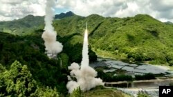 中國CCTV（央視）電視節目截屏，畫面字幕：東部戰區火箭軍不對對台島東部外海預定海域實施常導火力突擊全部精準命中目標。-美聯社提供照片