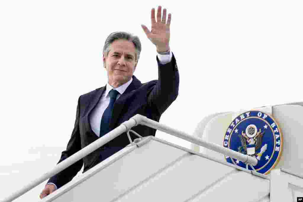 រដ្ឋមន្ត្រីការបរទេសសហរដ្ឋអាមេរិក លោក Antony Blinken បានលើកដៃ ខណៈលោកត្រៀមធ្វើដំណើរចាកចេញពីរាជធានីភ្នំពេញ ប្រទេសកម្ពុជា ឆ្ពោះទៅកាន់ទីក្រុងម៉ានីល ប្រទេសហ្វីលីពីន ថ្ងៃទី ៥ ខែសីហា ឆ្នាំ ២០២២។