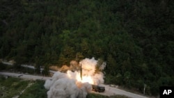 中共官媒新華社發佈的照片顯示解放軍東部戰區火箭軍在大規模繞台軍演中進行遠程導彈實彈演習。（2022年8月4日）