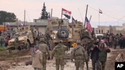 Leşkerên Amerîkî, Rûsî û yên rejîma Esad li gundê Xirbet Emû li rojhilata Qamişlo li Rojava (Arşîv)