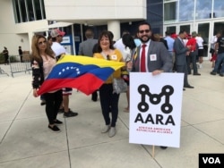 Exiliados venezolanos esperan discurso del presidente Donald Trump en la Universidad Internacional de Florida, el lunes 18 de febrero de 2019.