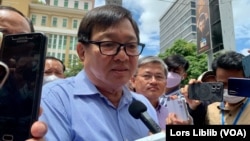 លោក សុន ឆ័យ អនុប្រធានគណបក្សភ្លើងទៀន ផ្តល់បទសម្ភាសន៍​ដល់​អ្នកសារព័ត៌មាននៅទល់មុខសាលាដំបូងរាជធានីភ្នំពេញ កាលពីថ្ងៃទី២៩ ខែកញ្ញា ឆ្នាំ២០២២។ (លាស់ លីបលីប/វីអូអេ)