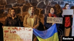 Activistas protestan contra Irán que supuestamente suministra drones a Rusia, frente a la embajada iraní después de un ataque con drones rusos por la mañana, que las autoridades locales consideran vehículos aéreos no tripulados (UAV) Shahed-136 de fabricación iraní, en medio del ataque de Rusia a Ucrania. en Kiev, Ucrania, 17 de octubre de 2022. REUTERS/Gleb Garanich