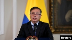 El presidente de Colombia, Gustavo Petro, asiste a una reunión para revisar la cooperación en temas de seguridad, comercio y cambio climático, en la sede de la Presidencia de Colombia, en la capital, Bogotá, el 3 de octubre de 2022.
