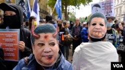 示威者頭戴習近平的面具。（攝影：美國之音鄭樂捷）