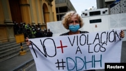 ARCHIVO - Una persona sostiene un cartel en una protesta de maestros, trabajadores de la salud, jubilados y empleados públicos contra el gobierno del presidente de Venezuela, Nicolás Maduro, en Caracas, Venezuela, el 23 de agosto de 2022. REUTERS/Leonardo Fernández Viloria